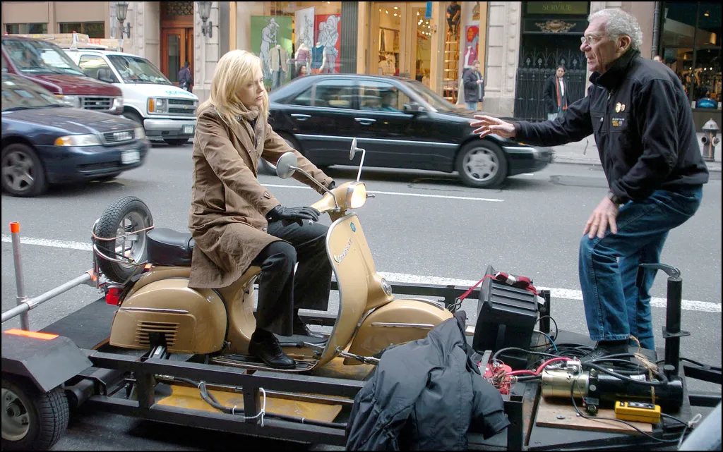Herečka Nicole Kidman „jede“ na Vespě během natáčení filmu režiséra Sydneyho Pollacka s názvem Tlumočnice v New Yorku v roce 2004