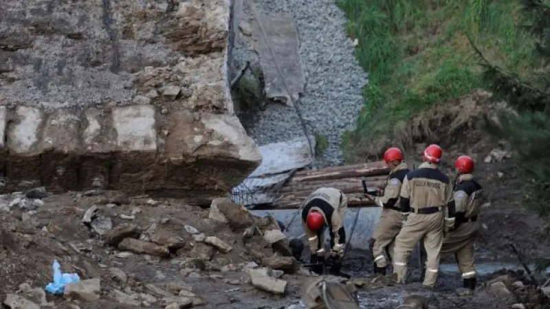 Joukl: Most se pravděpodobně zřítil kvůli odbagrování zeminy