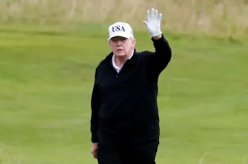 Trump přiletěl do Skotska za golfem, čeká ho ale i schůzka se šéfkou EK