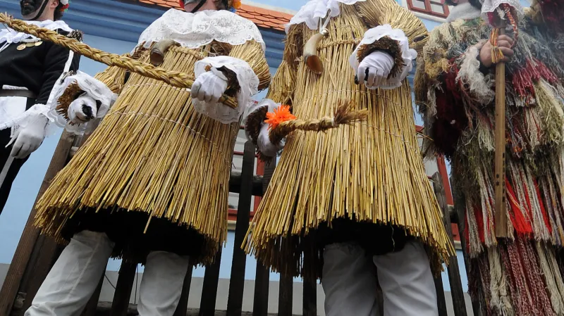 „Maškary slaměných“ v masopustním průvodu