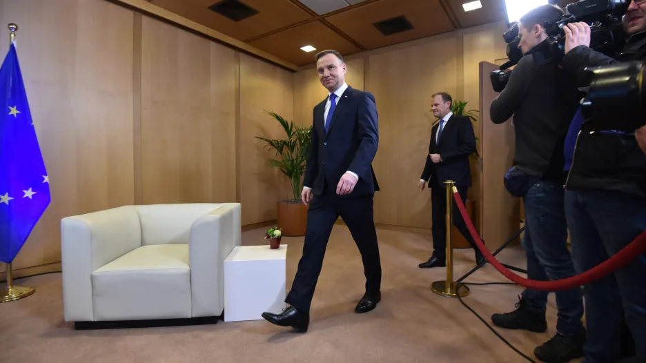 Polský prezident Andrzej Duda přichází na tiskovou konferenci