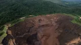 Letecký pohled na místo neštěstí a kráter po přehradě
