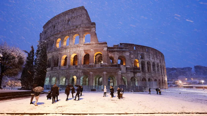 Římské koloseum v ranní sněhové vánici