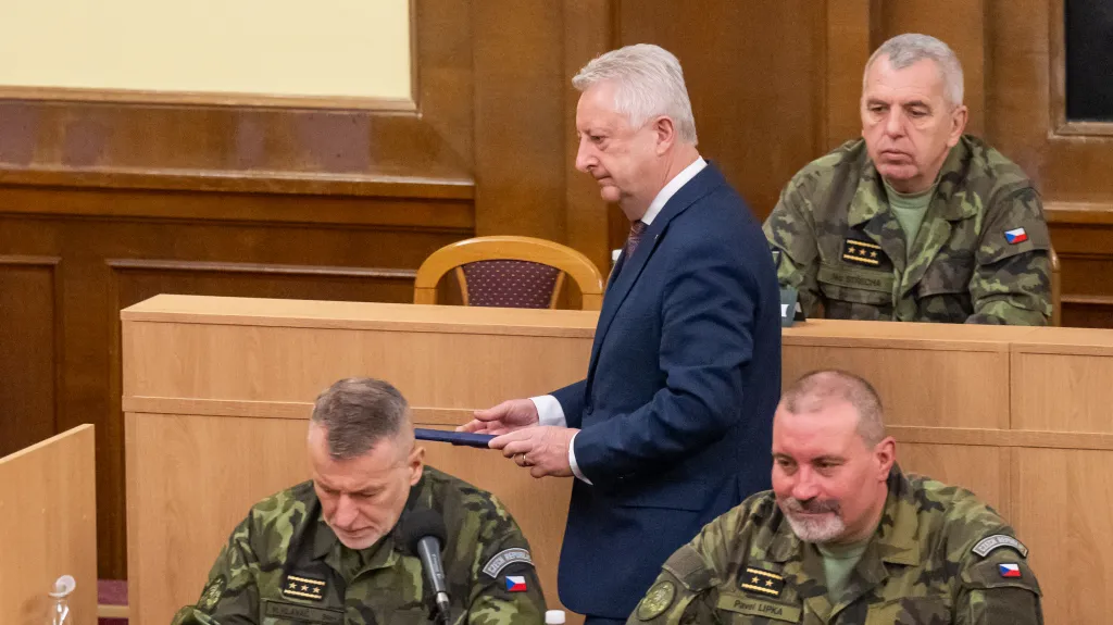 Ministr obrany Jaromír Zůna (za SPD)