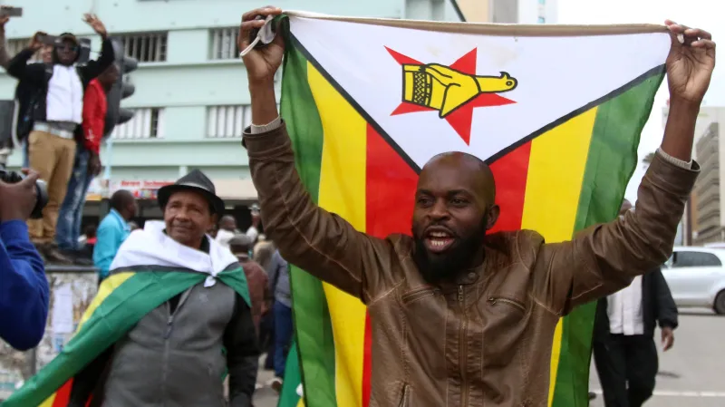 V Harare se oslavuje blížící se konec Mugabeho