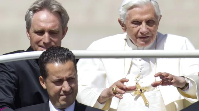 Papež Benedikt XVI. s jeho majordomem
