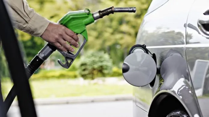 Ekonomika ČT24: Spotřeba pohonných hmot loni rostla
