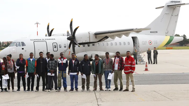 První uprchlíci odletěli z Itálie do Švédska