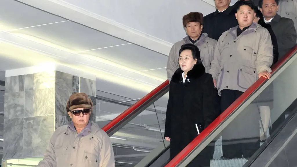 Kim Kjong-hi na archivním záběru ještě s Kim Čong-ilem i Čong-unem