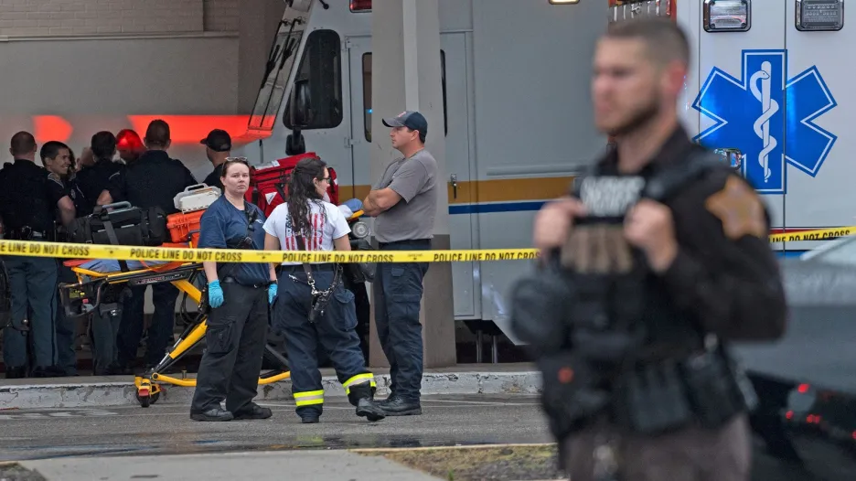 Záchranáři po útoku v městě Greenwood