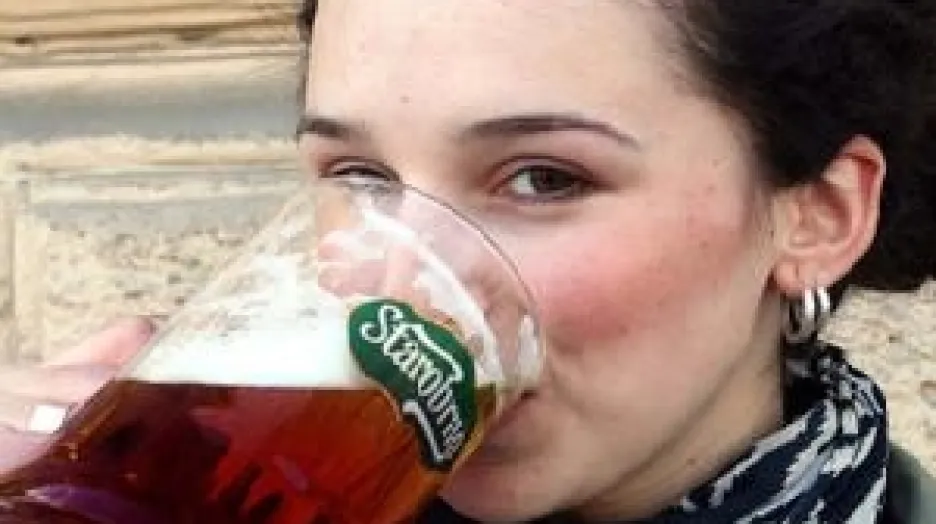 Slečna pijící brněnské pivo