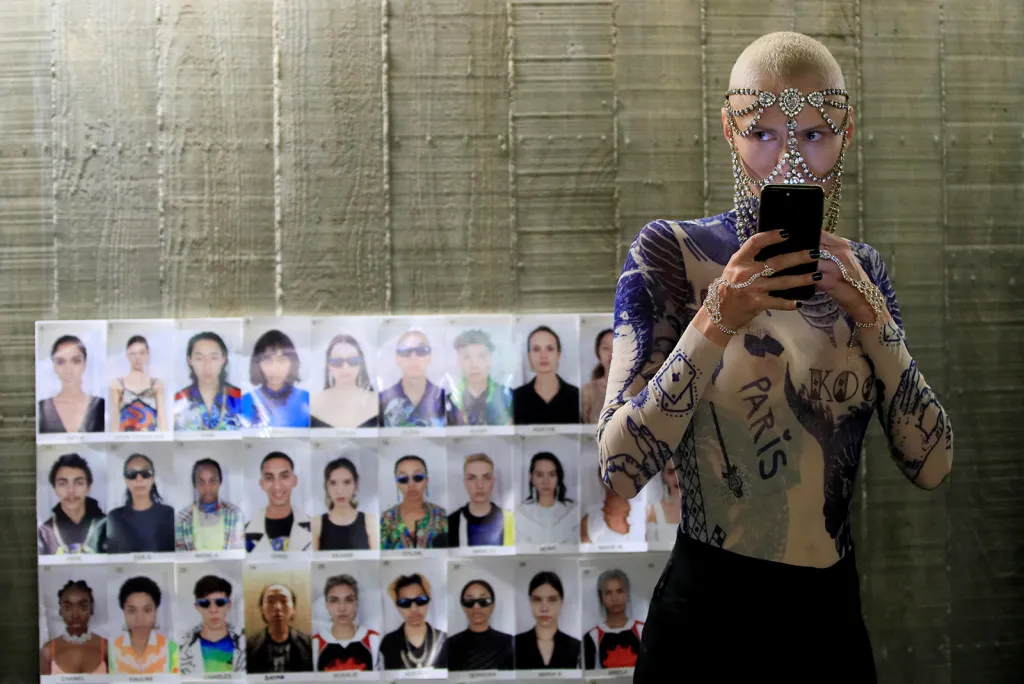 Zákulisí módní přehlídky Koche Spring/Summer 2019 během Pařížského týdne módy