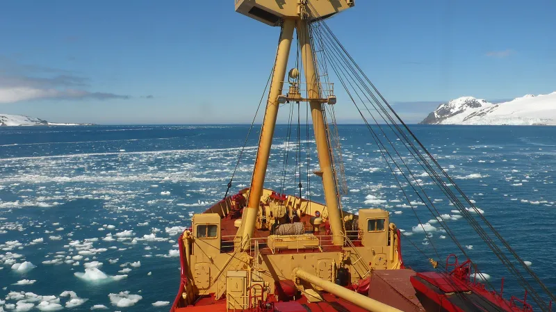 Pohled z paluby chilského ledoborce Almirante Viel na průliv Bransfield Strait, který odděluje souostroví Jižní Shetland