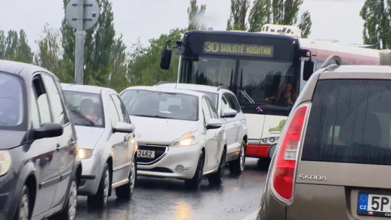 Autobusová linka 30 musí jezdit po dvou objízdných trasách a nabírá zpoždění až 50 minut