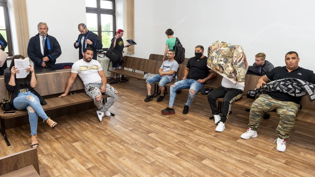 Zleva vpředu Žaneta Dunková, Radek Čonka, Jiří Demeter, Rostislav Drška, Michal Dunka a Roman Dunka v síni Okresního soudu v Teplicích, 4. srpna 2020