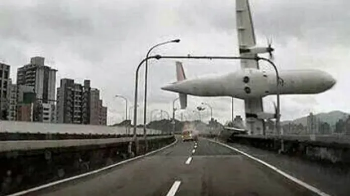 PODÍVEJTE SE: Letadlo TransAsia skončilo v řece