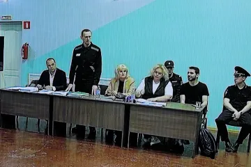 Navalnyj stojí před soudem za „extremismus“, hrozí mu třicet let vězení