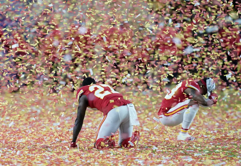 Hráči po vítězném utkání Super Bowlu, tedy finále amerického fotbalu, jsou zcela vyčerpáni. Papírové konfety následně zcela zasypaly Hard Rock Stadium v Miami na Floridě