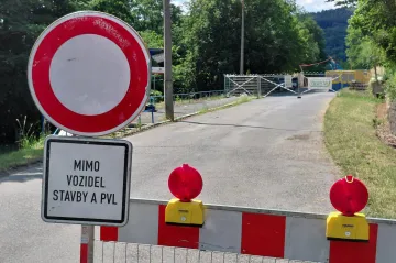 Uzavírka hráze komplikuje dopravu u Slapů, podnikatelům klesají tržby