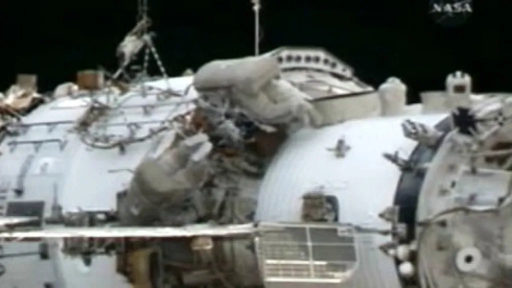 Kosmonauti instalují na ISS sondy