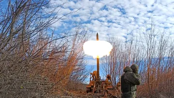 Ruský voják pálí z houfnice u Bachmutu