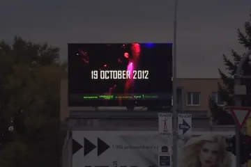 Svítící reklamy ohrožují řidiče