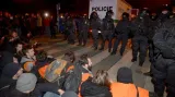Žižkov: Policejní zásah proti aktivistům ve squatu Klinika