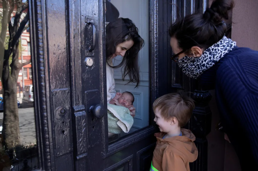 Felix a jeho matka Naomi se dívají na novorozené dítě své sestry a tety přes sklo dveří v Brooklynu v New Yorku. Důvodem jsou obavy z nákazy koronavirem