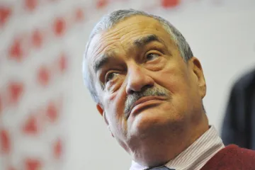 Schwarzenbergovi došla trpělivost, „své“ diplomaty pošle jako chargé d'affaires