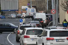 Uzavření Merhautovy ulice v Brně působí komplikace v automobilové dopravě i v MHD