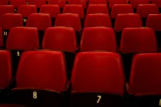 Nouzový stav omezí hromadné akce, výjimku mají kina a divadla, pokud se v nich nezpívá
