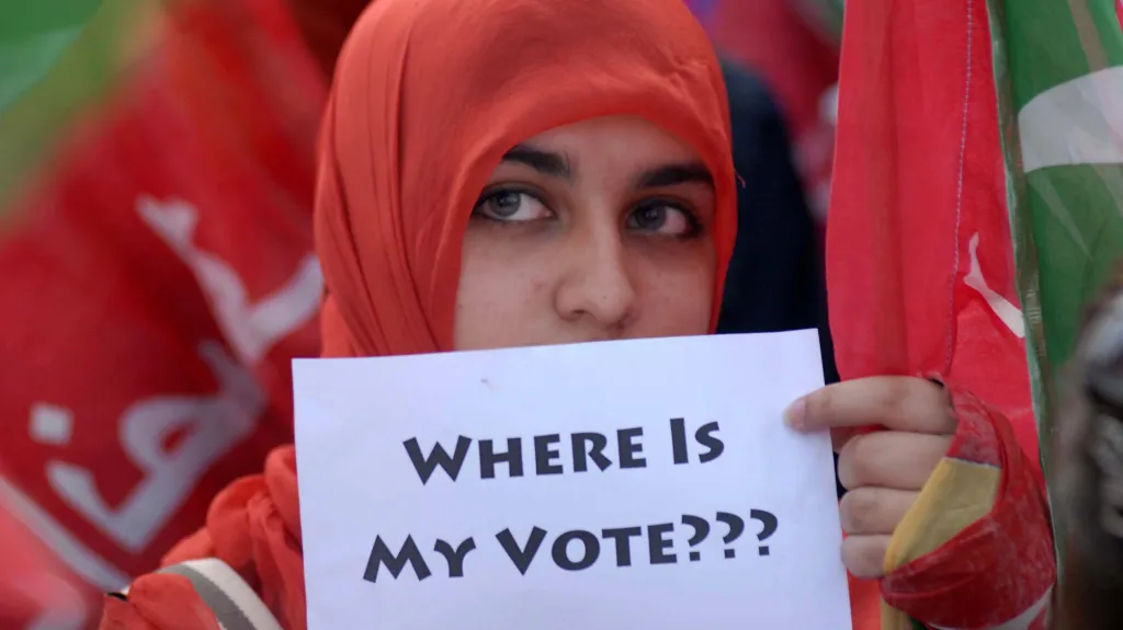 Protesty proti podvodům při volbách v Pákistánu