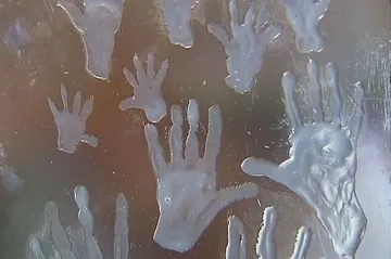 Do tváře pražského hlavního nádraží se otisknou ruce Wintonových dětí