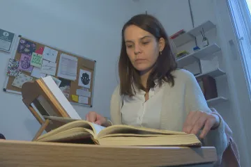 Pod okny jí procházejí tisícové protesty. Česká rabínka varuje před sílícím antisemitismem