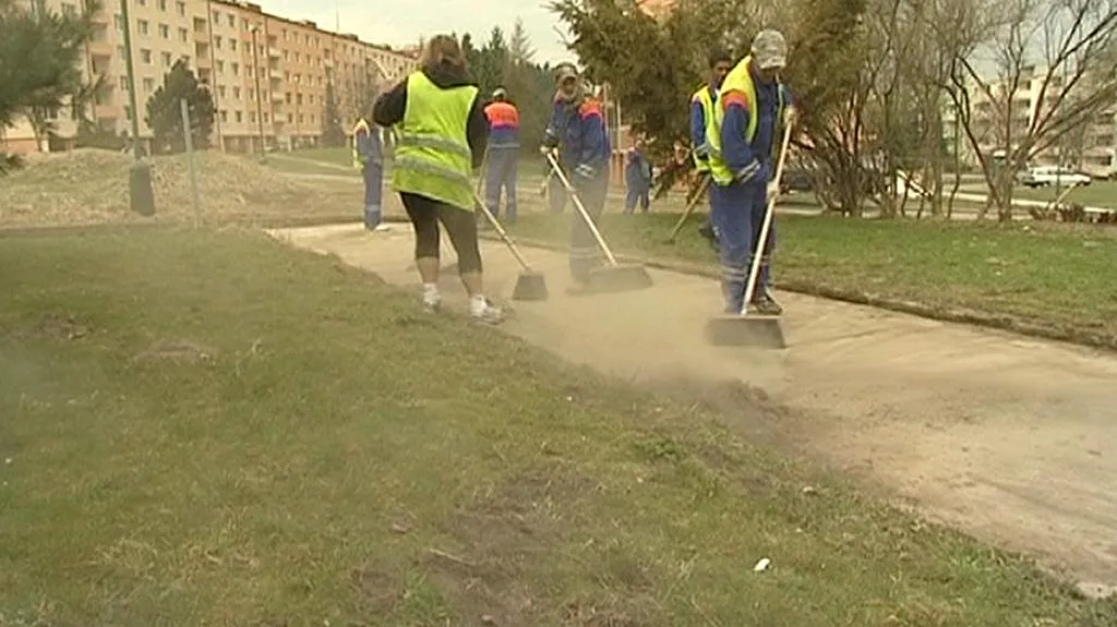 Jarní úklid chodníků