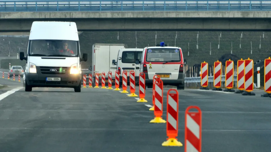 V závěrečném úseku k Praskačce se léta jezdilo obousměrně v jedné polovině dálnice