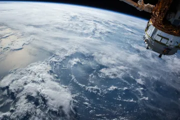 Oteplování Země mění osu a rotaci planety