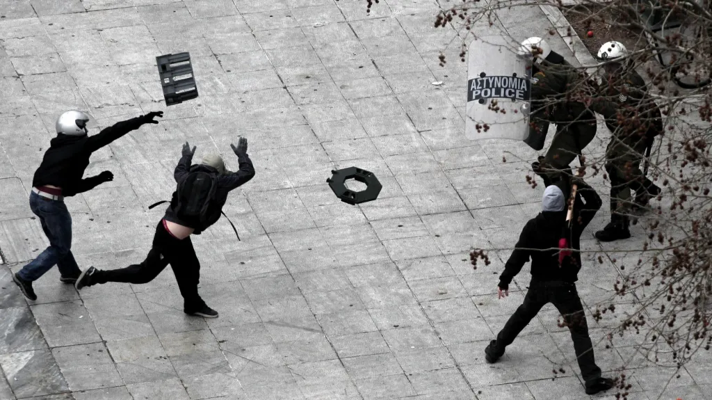 Střety řeckých demonstrantů s policií