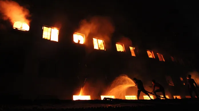 Požár v továrně v Bangladéši