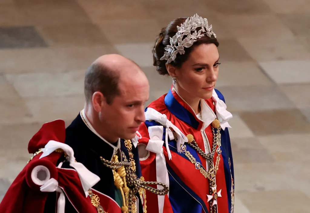 Princ William, následník trůnu, s princeznou Catherine na korunovačním ceremoniálu