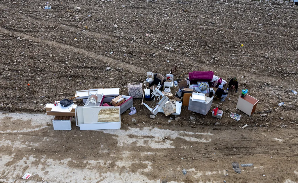 Jen něco málo přes rok po ničivém zemětřesení, které v Turecku zabilo více než 53 000 lidí, zůstávají statisíce přeživších v provizorních domovech, jako jsou kontejnery a stany