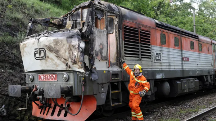 Ohořelá kabina lokomotivy rychlíku, který u Černošic narazil do spadlého stromu. Nikdo nebyl zraněn, ale provoz na trati mezi stanicemi Praha-Smíchov a Řevnice byl přerušen.