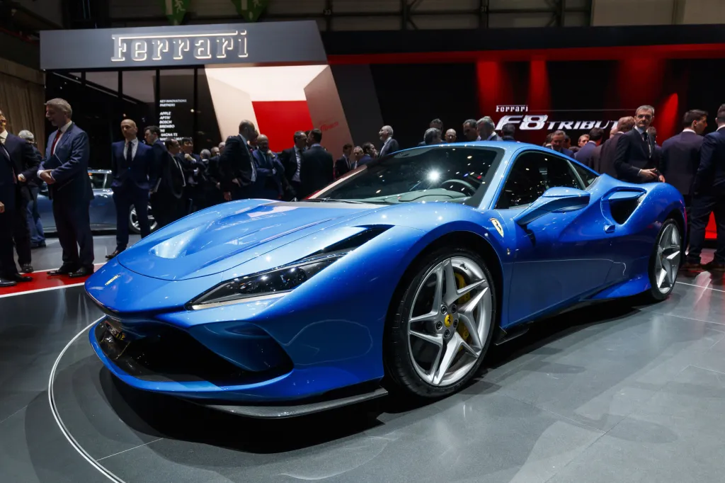Italská značka supersportů Ferrari vytvořila sériový model s dosud nejvýkonnějším osmiválcem. Síla vozu F8 Tributo je 720 koní, tedy o padesát více než u jeho předchůdce 488 GTB. První vozy se dostanou k zákazníkům na konci roku