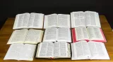 Sbírka čítá přes tři sta biblí