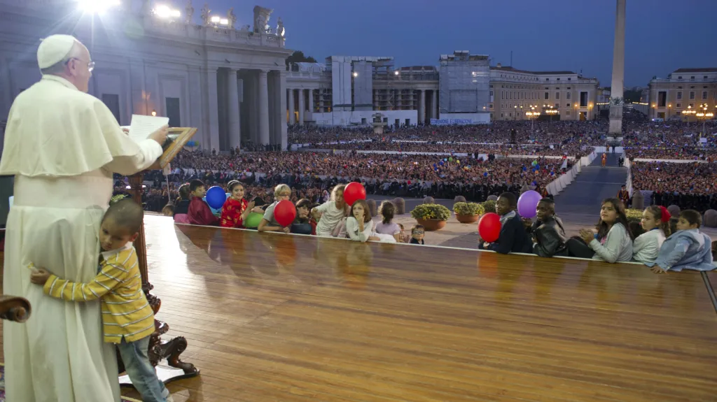 Neznámý chlapec nechtěl opustit pódium