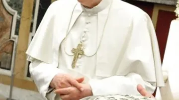 Benedikt XVI. dostal k 83. narozeninám dort