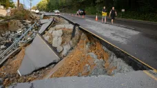 Zničená silnice v důsledku záplav kvůli tropické bouři Helene na předměstí Boone v Severní Karolíně