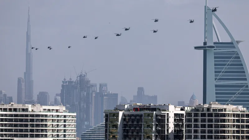 Helikoptéry nad Dubají (snímek ze 16. ledna 2026)
