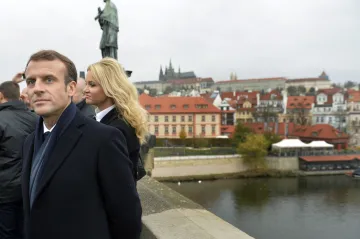 Babiš s Macronem navštívili Karlův most a výstavu. Jednali o strategickém partnerství