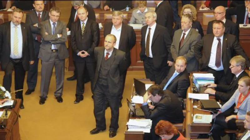Poslanci rozhodnou o Rathovi 5. června